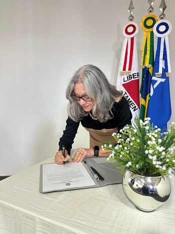Adriana Valio assina o termo de posse como Diretora do LNA em 13 de julho de 2026.