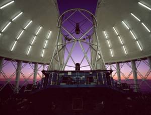 Gemini Norte com as janelas de ventilação e a janela de observação abertas ao pôr-do-sol.