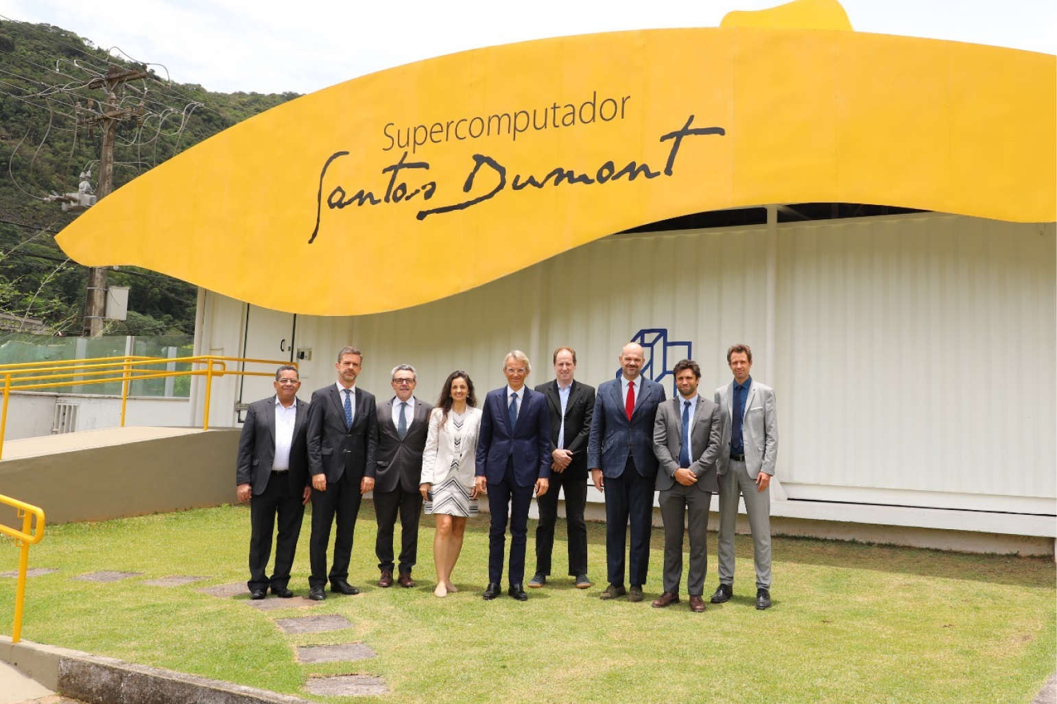 Comitiva da Embaixada da França realiza visita técnica ao LNCC