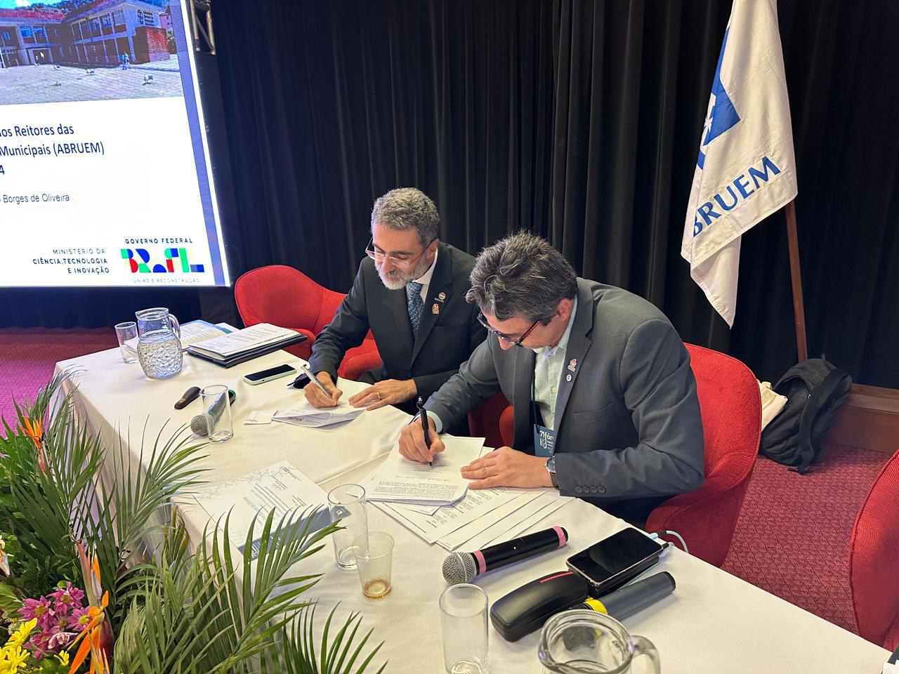 Direto do LNCC, Fabio Borges assinando o MoU