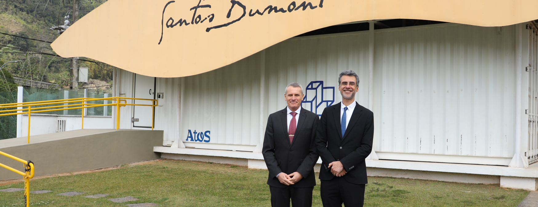 General de Divisão da reserva Eduardo Wolski e Diretor do LNCC, Professor Dr.-Ing. Fábio Borges de Oliveira, em frente ao Supercomputador Santos Dumont.