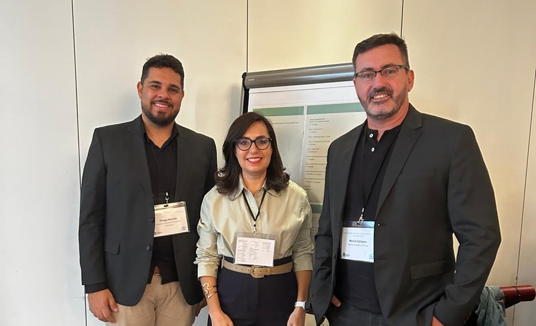 Pesquisador Thiago Porcino junto ao pesquisador Dr. Marcos Catapan e a chair de sessão Dra. Ingrid Winkler.