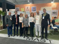 Diretores das unidades de pesquisa visitam estande do MAST