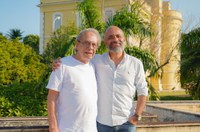 Físico doa ao MAST projeto com maquete do sistema solar