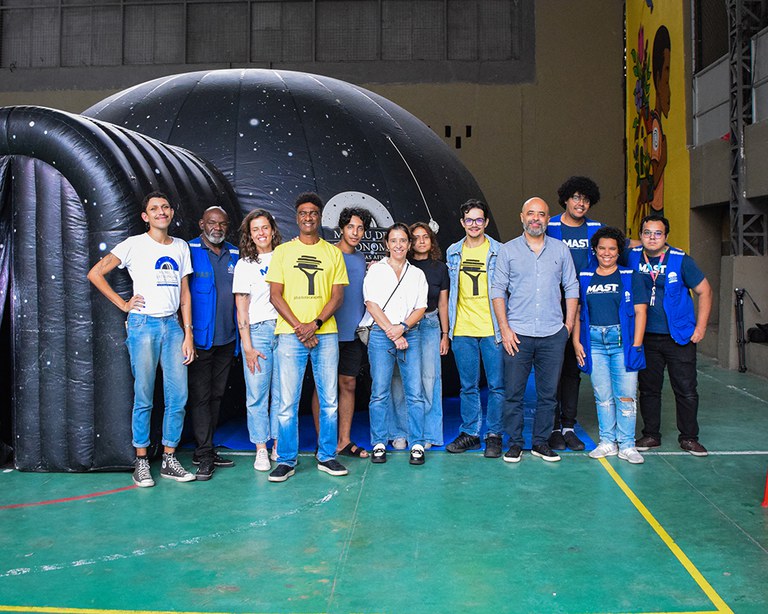 Equipes do MAST e da Biblioteca Helio de La Peña juntas no evento.jpg