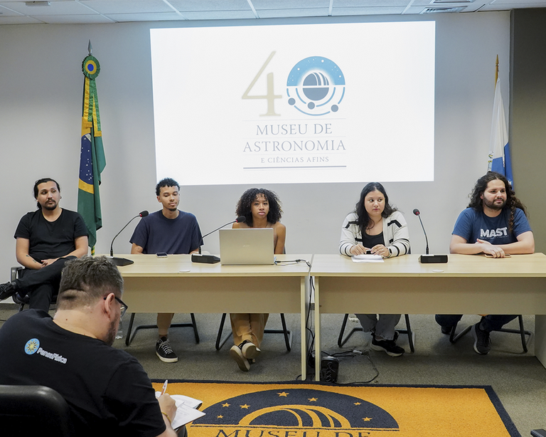 CAPA - Graduandos à espera das perguntas sobre suas apresentações.jpg