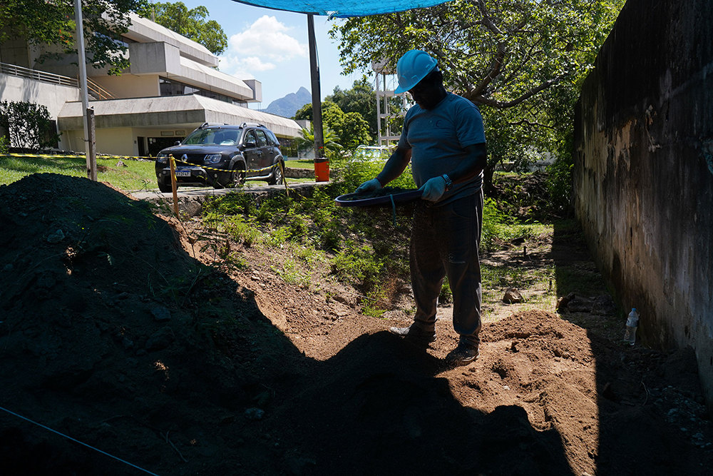 Zito Joaquim da Silva auxilia na escavação