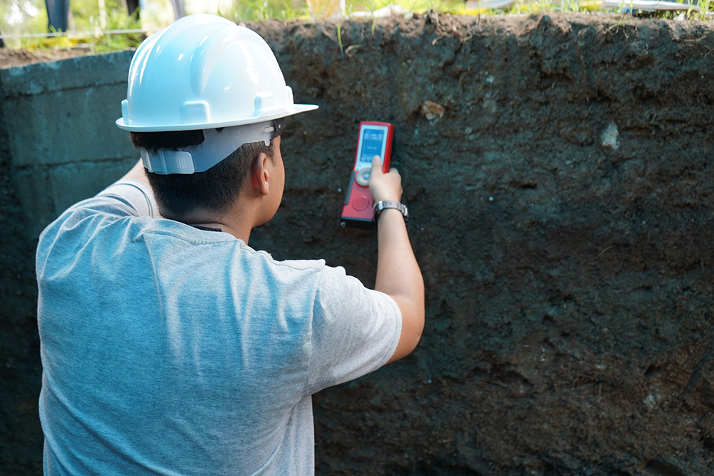Jonatan Alves, bolsista da Embrapa, realiza avaliação susceptibilidade magnética
