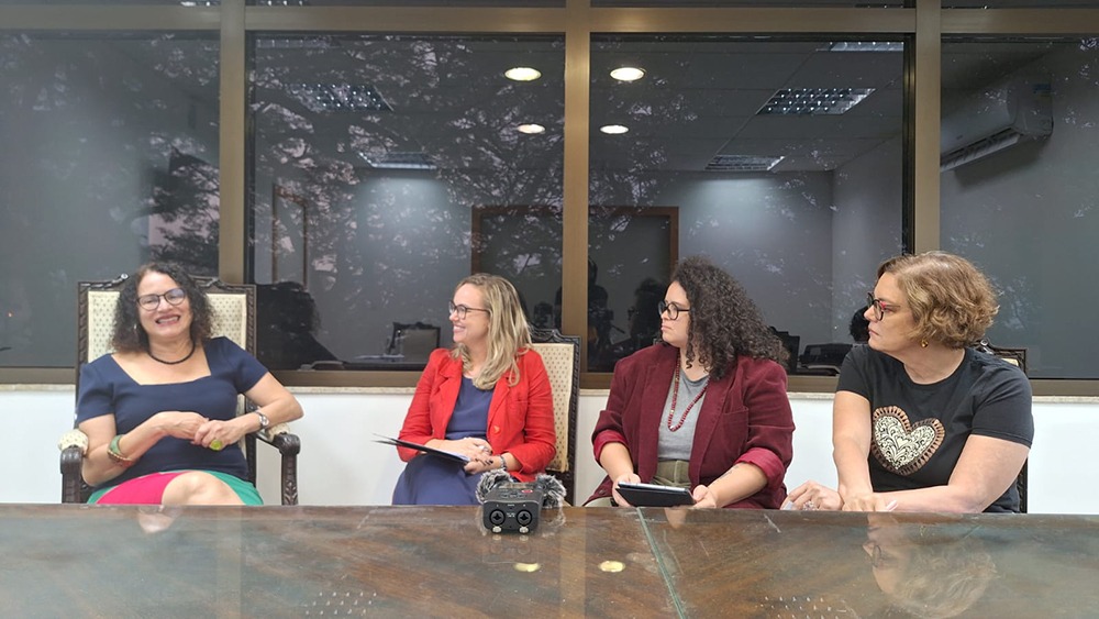 Ministra Luciana Santos, junto das pesquisadoras do MAST, durante gravação da entrevista para o Programa de História Oral da Ciência e Tecnologia do museu.