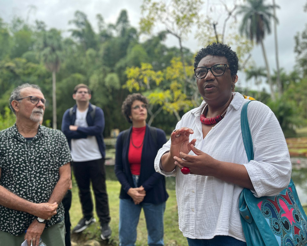 Rosana Paulino em atividade da oficina