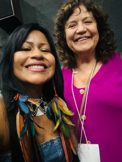 Priscila Faulhaber com Djuena do Povo Magüta no encontro do MNPI