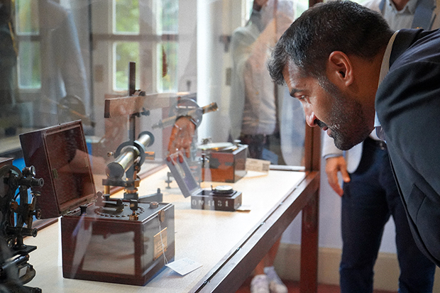 Durante a visita, Noorani conheceu 15 dos mais de 150 instrumentos científicos britânicos que estão sob a guarda do MAST