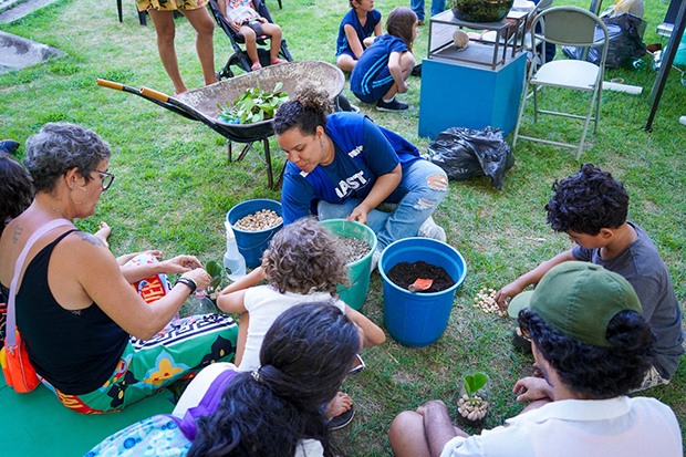 Crianças aproveitam a oficina de terrário oferecida pela equipe da COEDU