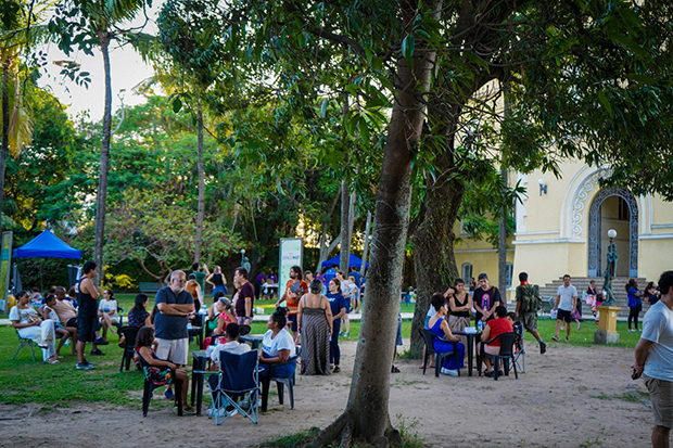 Em cada mesa, uma ou mais pessoas se revezavam para conversar com uma das palestrantes convidadas, na roda de conversas do evento