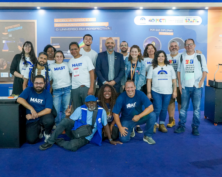 Marcio Rangel, diretor do MAST, e a equipe do museu que o acompanhou na 77ª Reunião Anual da SBPC