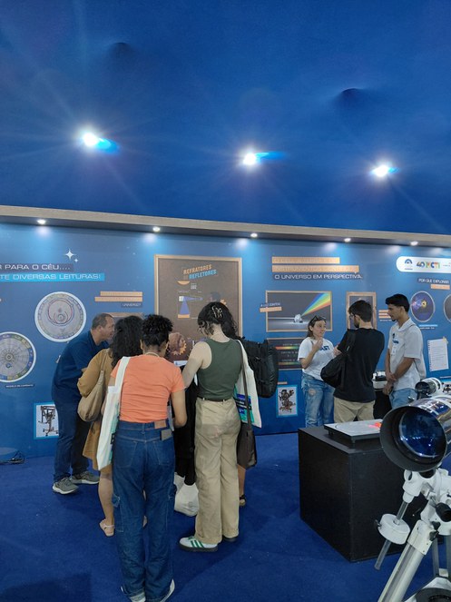 Participantes visitam o estande do MAST durante a 77ª SBPC