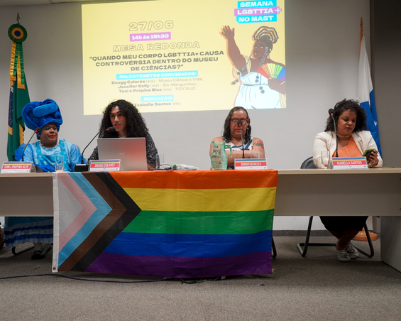 Toni e Prepina Blue, Dougg Colarés, Jennifer Kelly e Isabella Santos durante mesa-redonda