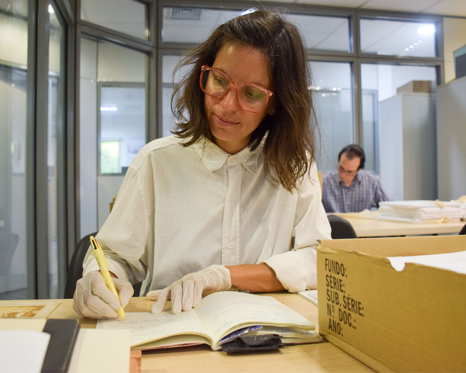 María Guadalupe Arriegue durante pesquisa ao acervo arquivístico do MAST