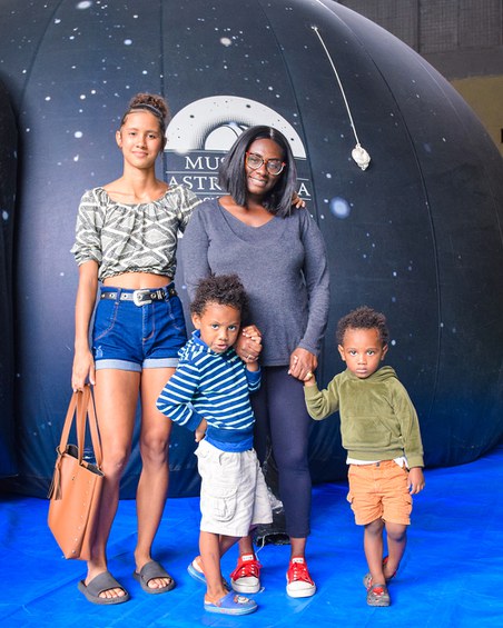 Alessandra Ventura, moradora da comunidade, levou os dois filhos para o evento