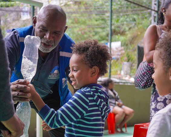 Criança se diverte com experimento científico