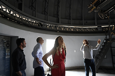 Diretor Marcio Rangel explica o mecanismo de funcionamento das lunetas históricas. Foto: Yaya Ferreira