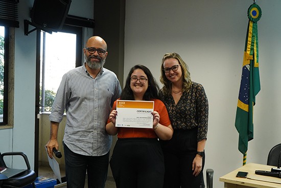 Diretor Marcio Rangel com Ana Luiza Serra e a coordenadora do PIBIC/MAST, Larissa Medeiros