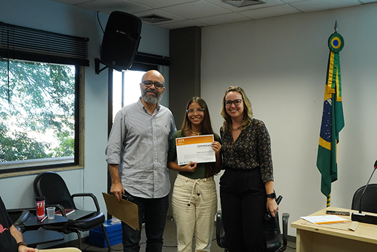 Diretor Marcio Rangel com Rafaela de Oliveira e a coordenadora do Programa PIBIC/MAST, Larissa Medeiros