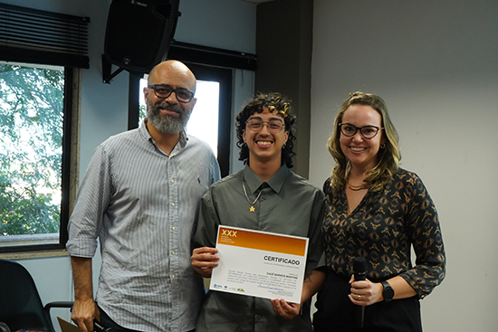 Diretor Marcio Rangel com Cauê Martins e a coordenadora do PIBIC/MAST, Larissa Medeiros