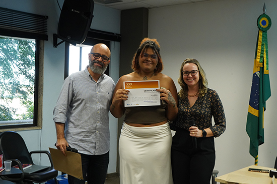 Diretor Marcio Rangel com Sol Saraiva e a coordenadora do PIBIC/MAST, Larissa Medeiros