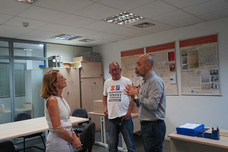 Thaisa Bergmann em conversa com Everaldo Frade, chefe do Serviço de Arquivo de História da Ciência, e com o diretor do MAST, Marcio Rangel