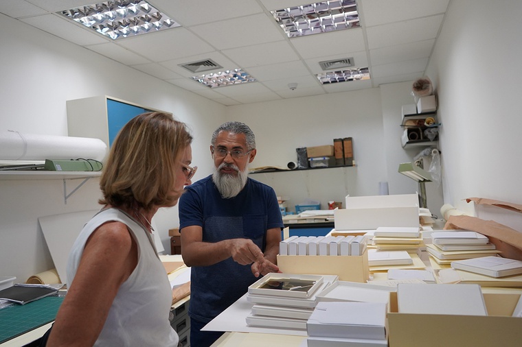 Alessandro Wagner mostra parte do acervo do museu à astrofísica