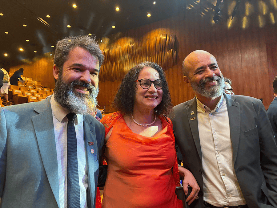 Da esquerda para a direita: Tiago Braga, diretor do Instituto Brasileiro de Informação em Ciência e Tecnologia; Luciana Santos, ministra da Ciência, Tecnologia e Inovação e Marcio Rangel, diretor do MAST