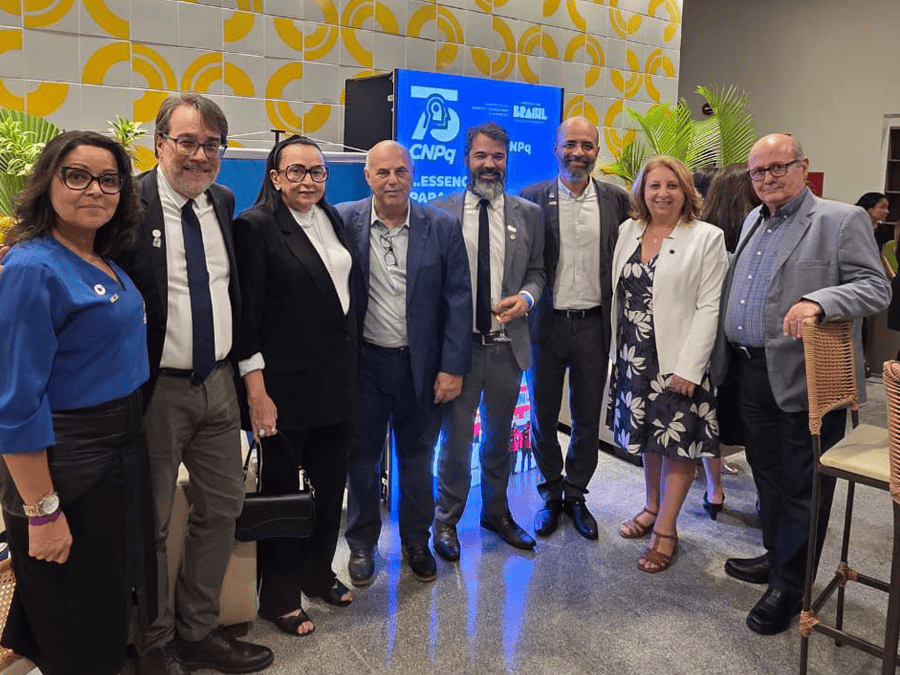 Da esquerda para a direita: Silvia França, diretora do Centro de Tecnologia Mineral (CETEM); Márcio Albuquerque, diretor do Centro Brasileiro de Pesquisas Físicas (CBPF); Isa Assef, subsecretária de Unidades de Pesquisa e Organizações Sociais (MCTI); Francisco Leonardo, coordenador de Administração do CBPF; Tiago Braga, diretor do IBICT; Marcio Rangel, diretor do MAST; Marcia Oliveira, diretora do Instituto Nacional de Tecnologia (INT)