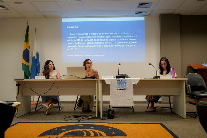 Lia Fernandes Peixinho e Lorhana Ribeiro Ferreira, egressas do PPG-PMUS, apresentaram suas pesquisas. A mediação foi da professora Júlia Moraes
