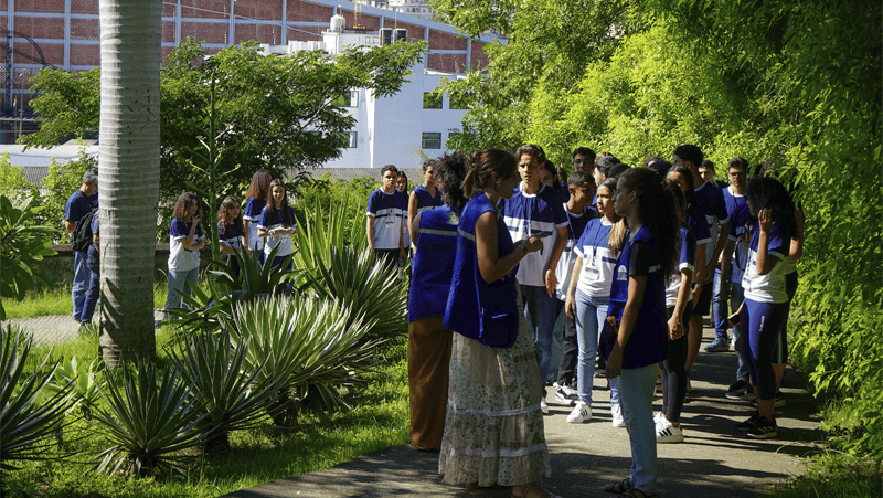 Estudantes do Colégio Nossa Senhora do Rosário passeando pelo campus do MAST