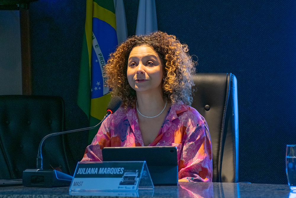 Juliana Marques na mesa do evento