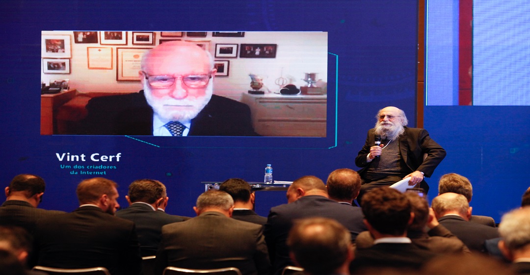 Cerf: alfabetização digital e pensamento crítico precisam estar no currículo