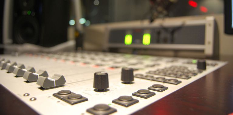 Mesa de som em estúdio de rádio