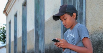 inclusão digital criança celular