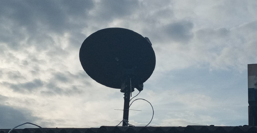 Antena do Wi-Fi Brasil com internet banda larga via satélite