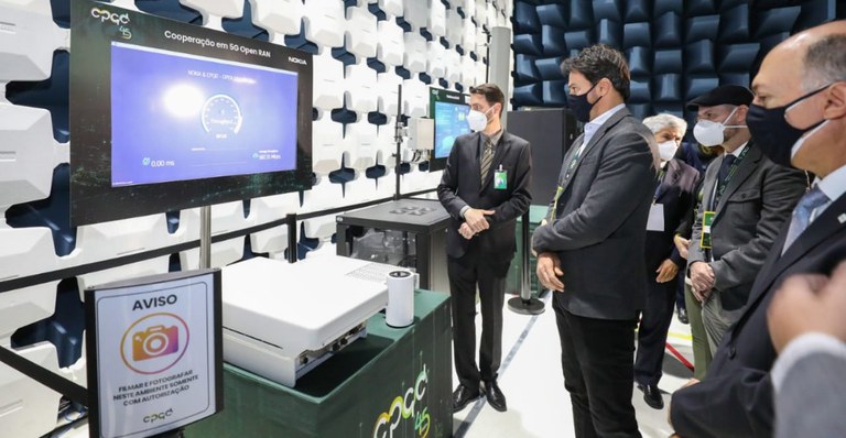 MCom visita complexo laboratorial referência em 5G