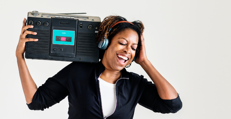 Renovações de outorga de rádios comunitárias e migração AM-FM