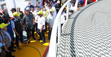 Presidente Bolsonaro e ministro Fábio Faria visitam balsa com cabo de fibra óptica no Amazonas