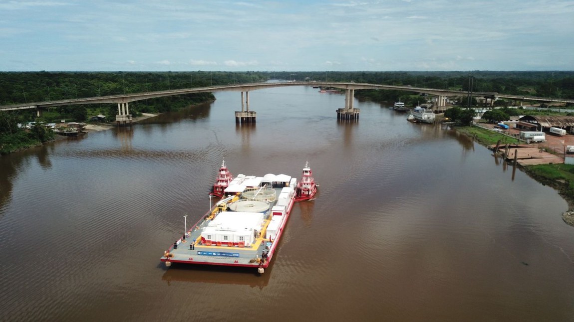 Balsa com cabo de fibra óptica no Amazonas