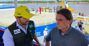 Presidente Bolsonaro e ministro Fábio Faria visitam balsa com cabo de fibra óptica no Amazonas