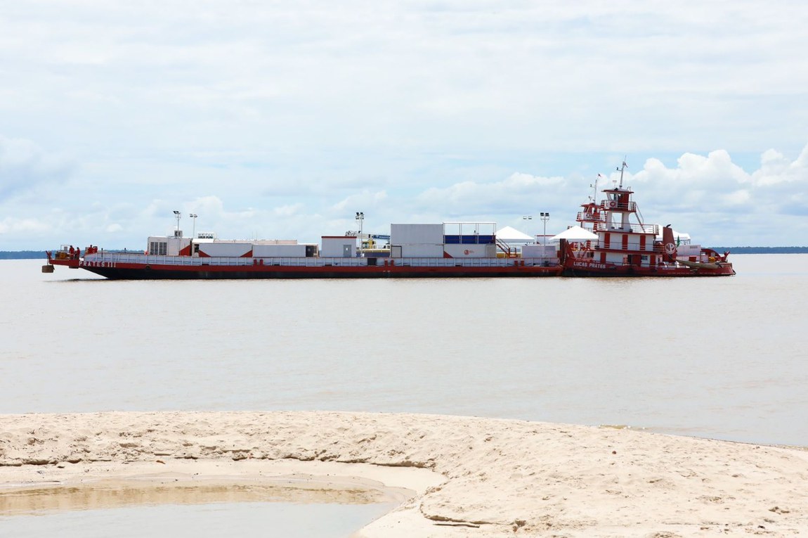 Balsa com cabo de fibra óptica no Amazonas
