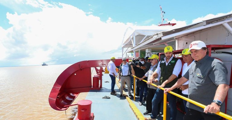 Visita técnica à balsa com cabo de fibra óptica no rio Amazonas