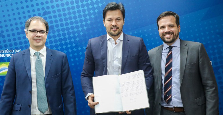 solenidade Anatel cortada.jpg