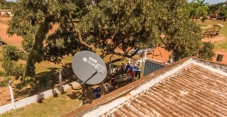 Inclusão Digital: Cinco escolas quilombolas de Oriximiná passam a ter  sistema de internet via satélite - Ecam