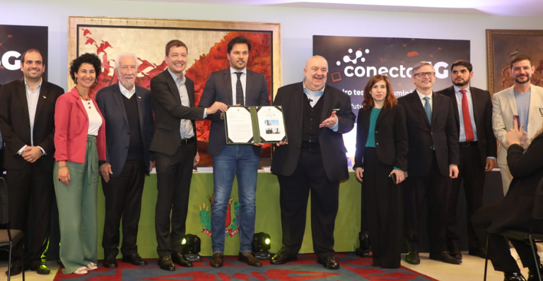 22.06 - luminária 5G em Curitiba_portal.jpeg